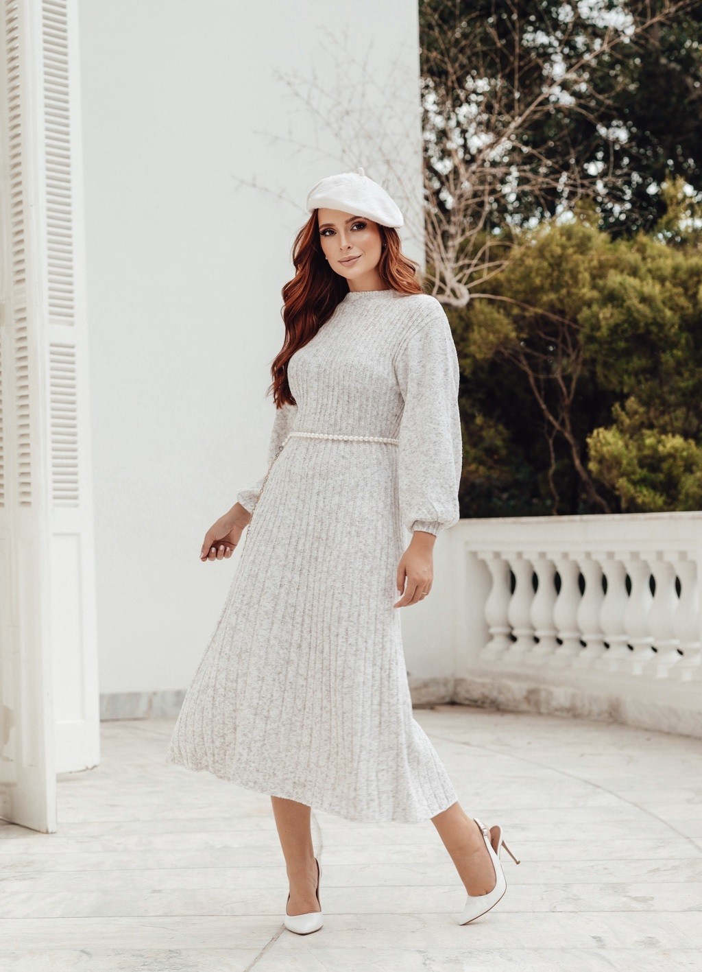 Juliana em produção de moda com vestido branco