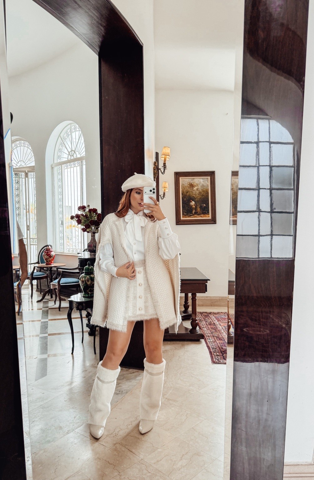 Juliana mostrando um look em um ambiente clássico