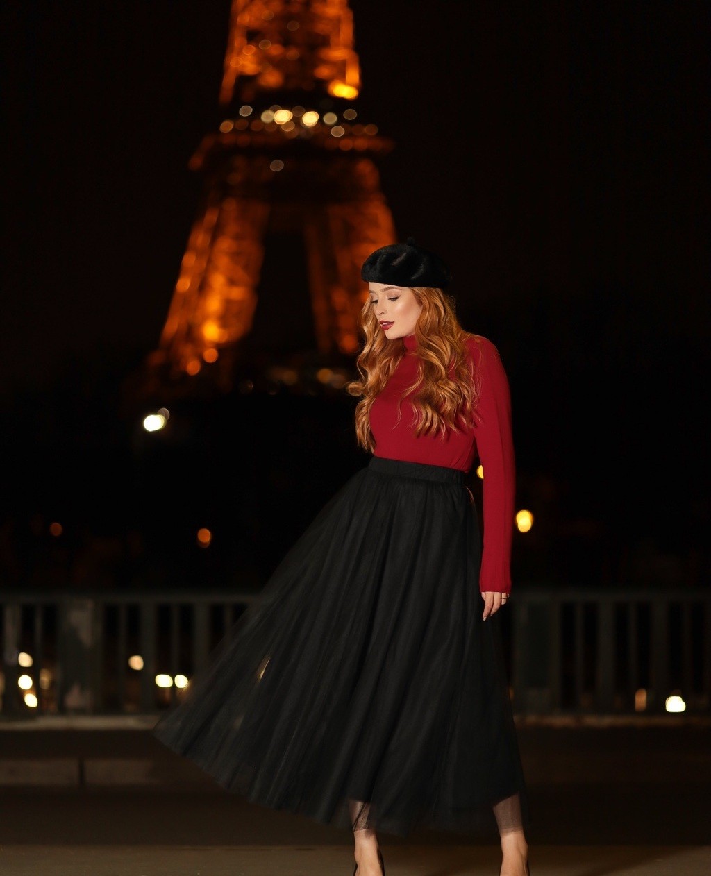 Juliana em Paris à noite
